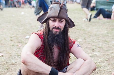 Ein Festivalbesucher verkleidet als Captain Jack Sparrow